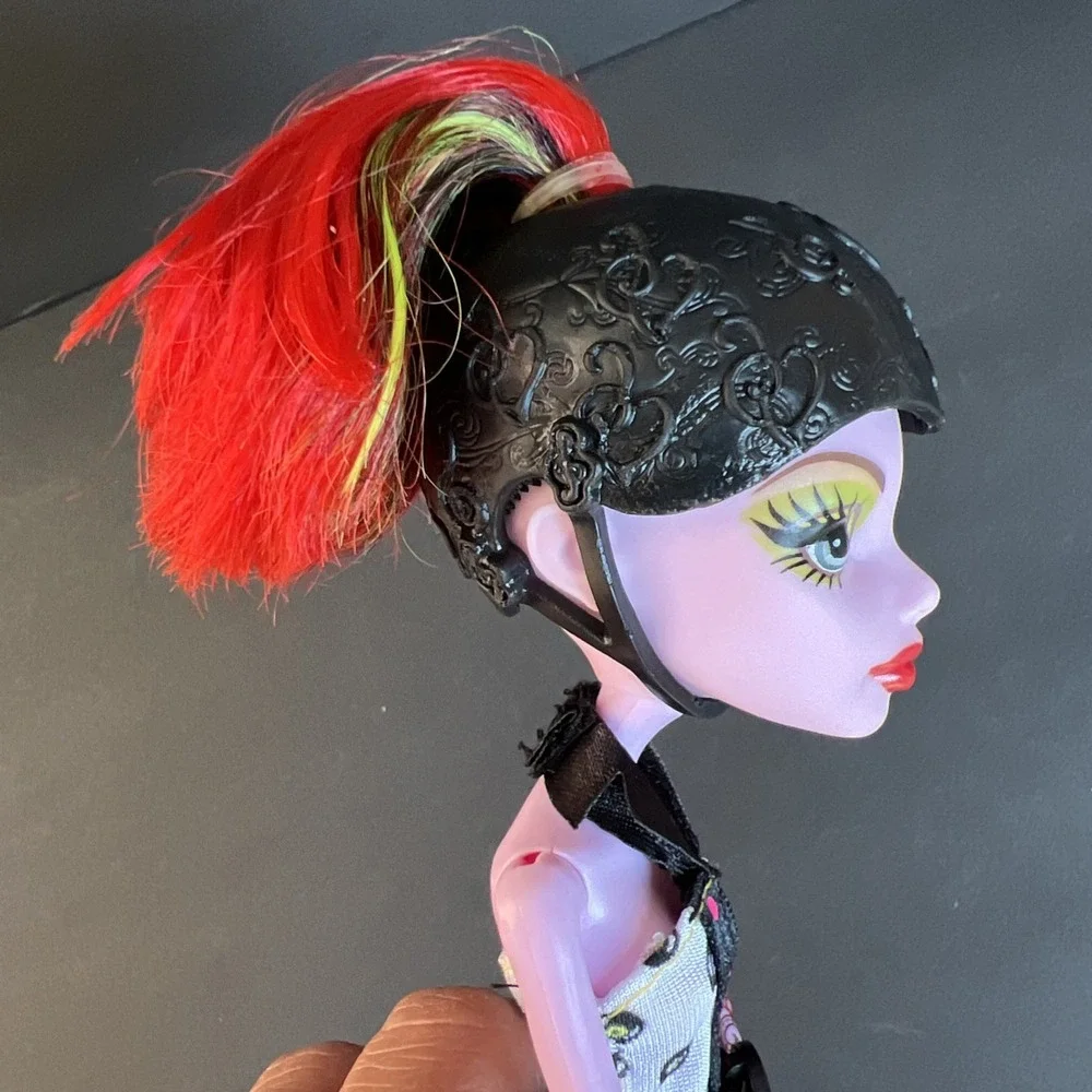 Monster High Doll Skultimate Roller Maze Operetta 2011 W/ Helmet & Skates AS IS